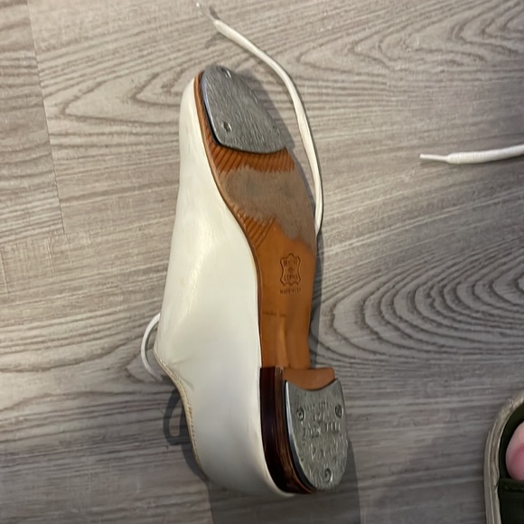 White tap shoes, size 7, worn but still in wiring condition - Picture 2 of 2